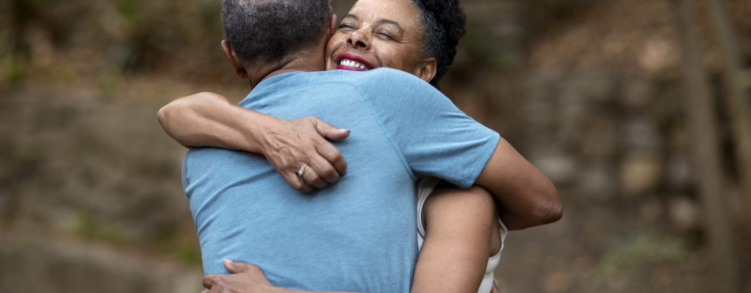 idosos-de-tiro-medio-abracando-lado-de-fora